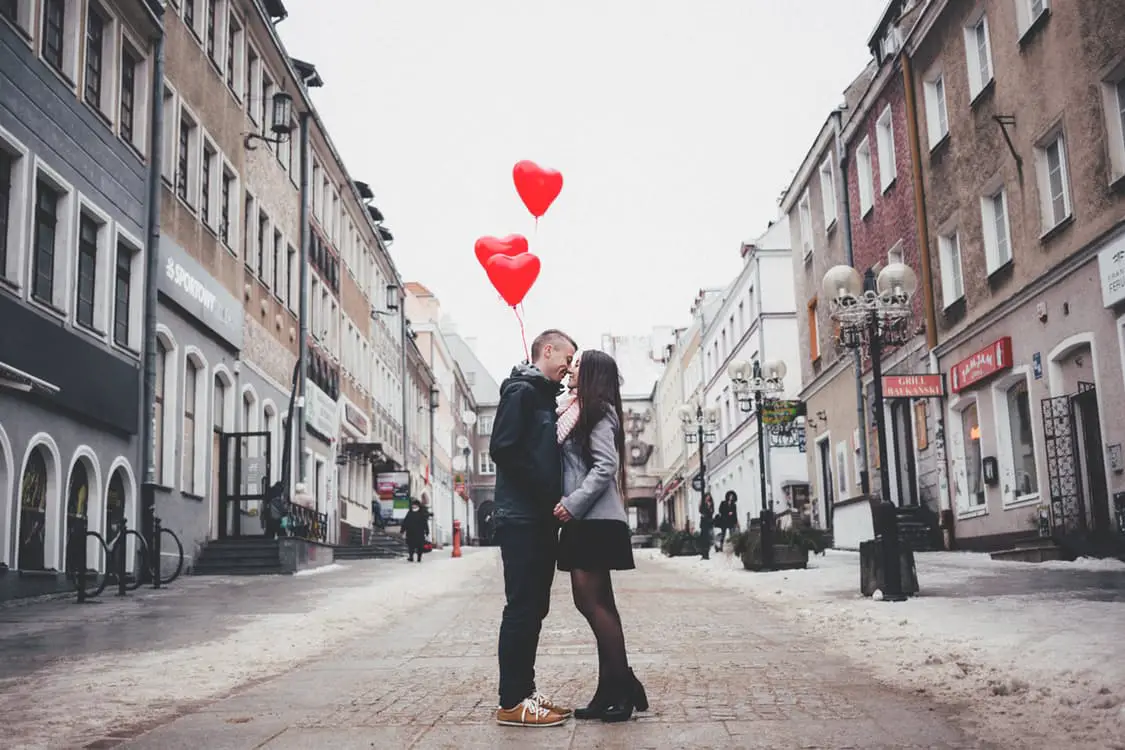 13 ideas to surprise your girlfriend with something romantic - Read romantic short stories & love letters